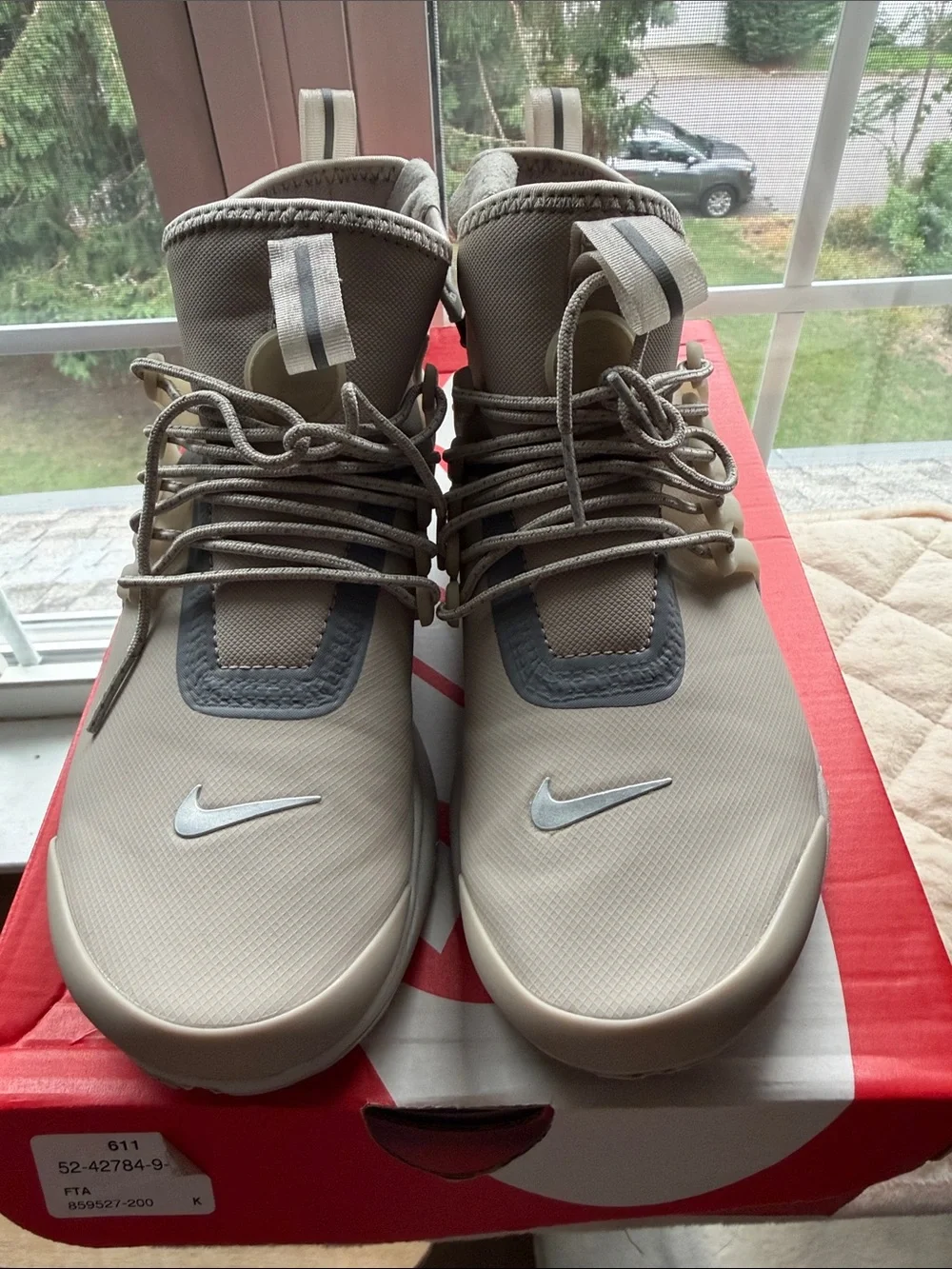 Nike women’s air presto mid utility Sneakers like new